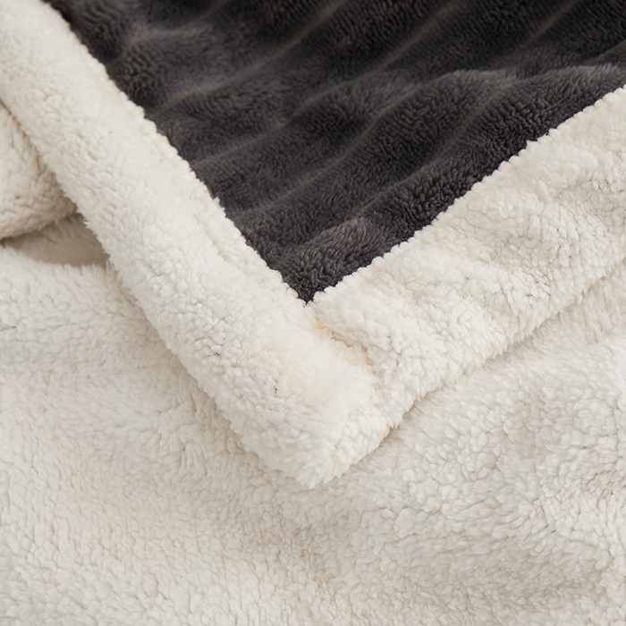91家纺网 家纺一手货源 找家纺 楼兰公主毛毯专供 2025新款大抽条+羊羔绒绒毯盖毯毯子 双层大抽条+羊羔绒绒毯-深灰