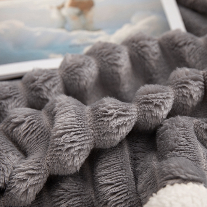 91家纺网 家纺一手货源 找家纺 楼兰公主毛毯专供 2025新款大抽条+羊羔绒绒毯盖毯毯子 双层大抽条+羊羔绒绒毯-浅灰