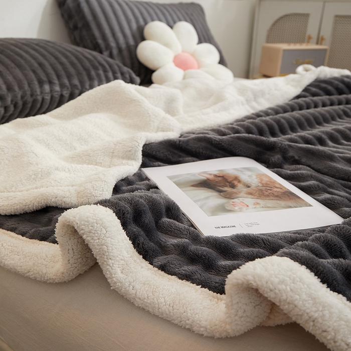 91家纺网 家纺一手货源 找家纺 楼兰公主毛毯专供 2025新款大抽条+羊羔绒绒毯盖毯毯子 双层大抽条+羊羔绒绒毯-深灰