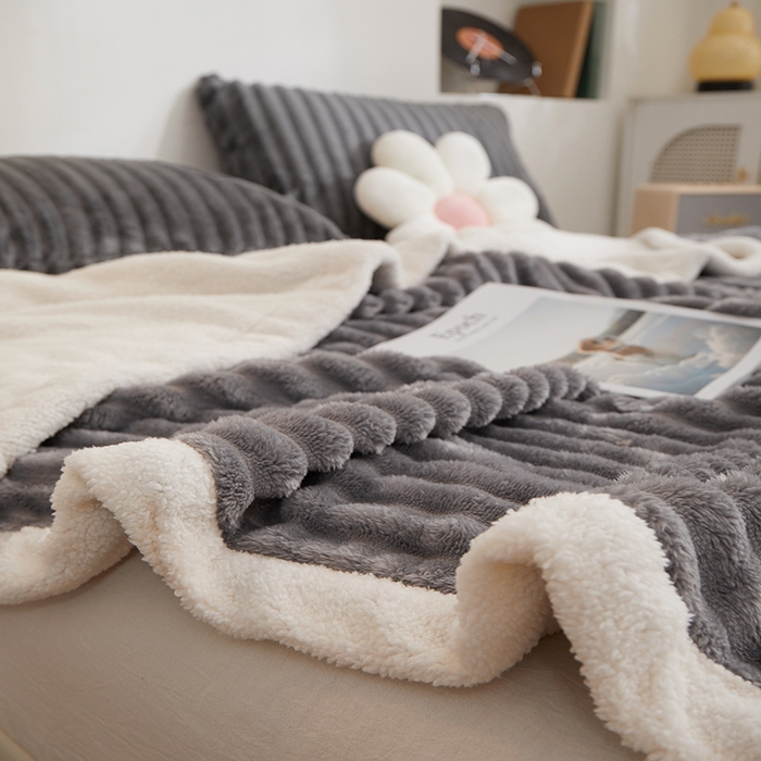 91家纺网 家纺一手货源 找家纺 楼兰公主毛毯专供 2025新款大抽条+羊羔绒绒毯盖毯毯子 双层大抽条+羊羔绒绒毯-浅灰