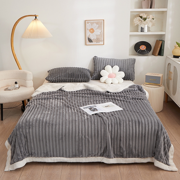 91家纺网 家纺一手货源 找家纺 楼兰公主毛毯专供 2025新款大抽条+羊羔绒绒毯盖毯毯子 双层大抽条+羊羔绒绒毯-浅灰