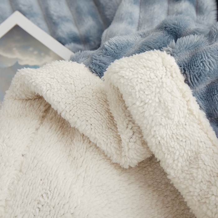 91家纺网 家纺一手货源 找家纺 楼兰公主毛毯专供 2025新款大抽条+羊羔绒绒毯盖毯毯子 双层大抽条+羊羔绒绒毯-蓝灰