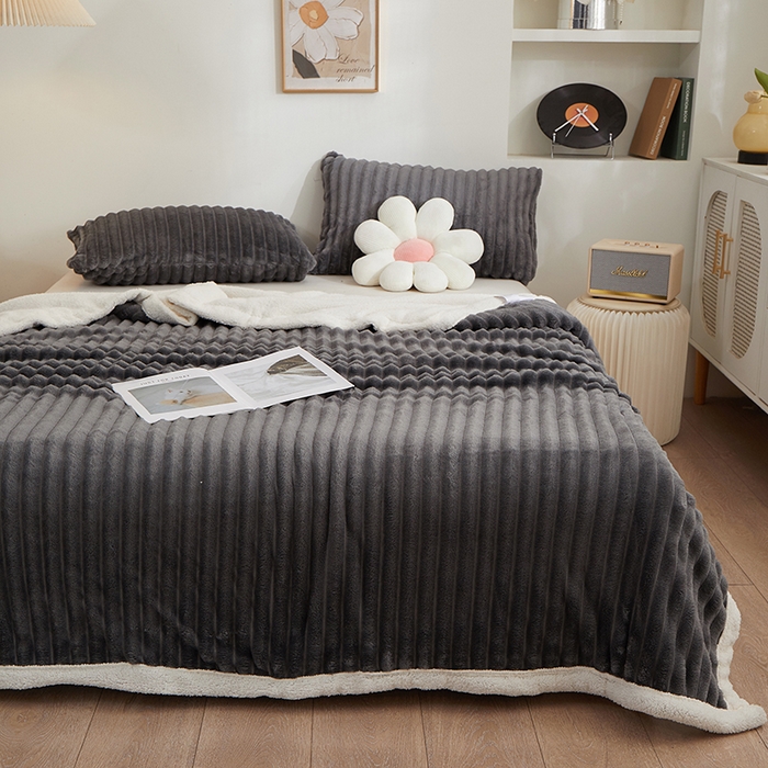 91家纺网 家纺一手货源 找家纺 楼兰公主毛毯专供 2025新款大抽条+羊羔绒绒毯盖毯毯子 双层大抽条+羊羔绒绒毯-深灰