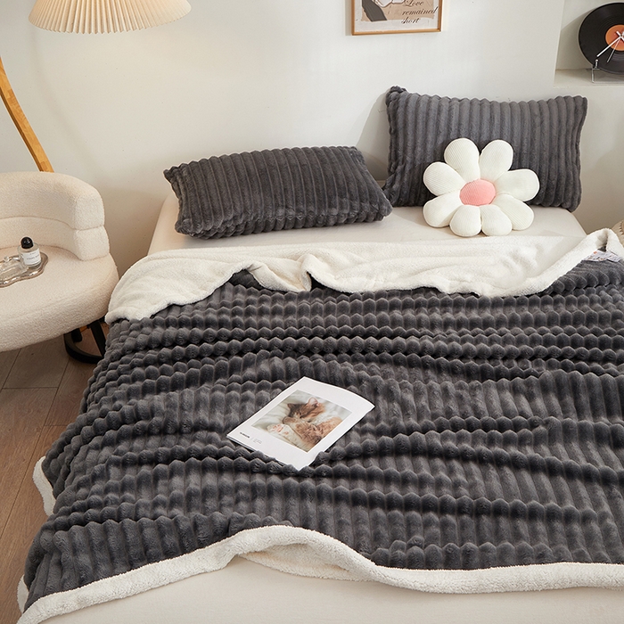 91家纺网 家纺一手货源 找家纺 楼兰公主毛毯专供 2025新款大抽条+羊羔绒绒毯盖毯毯子 双层大抽条+羊羔绒绒毯-深灰