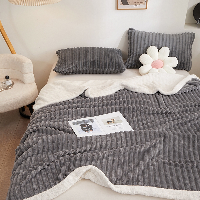 91家纺网 家纺一手货源 找家纺 楼兰公主毛毯专供 2025新款大抽条+羊羔绒绒毯盖毯毯子 双层大抽条+羊羔绒绒毯-浅灰