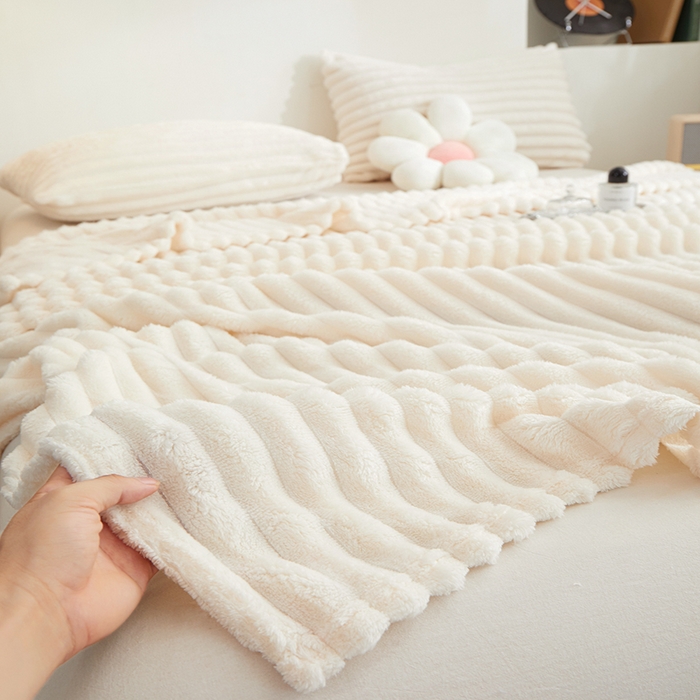 91家纺网 家纺一手货源 找家纺 楼兰公主毛毯专供 2025新款大抽条+羊羔绒绒毯盖毯毯子 单层大抽条绒毯- 雪白