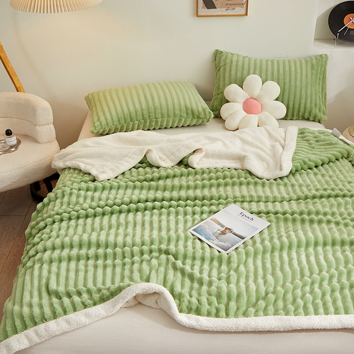 91家纺网 家纺一手货源 找家纺 楼兰公主毛毯专供 2025新款大抽条+羊羔绒绒毯盖毯毯子 双层大抽条+羊羔绒绒毯-果绿