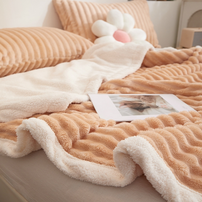 91家纺网 家纺一手货源 找家纺 楼兰公主毛毯专供 2025新款大抽条+羊羔绒绒毯盖毯毯子 双层大抽条+羊羔绒绒毯-卡其