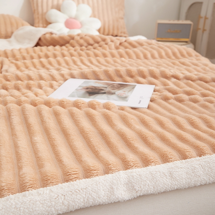 91家纺网 家纺一手货源 找家纺 楼兰公主毛毯专供 2025新款大抽条+羊羔绒绒毯盖毯毯子 双层大抽条+羊羔绒绒毯-卡其