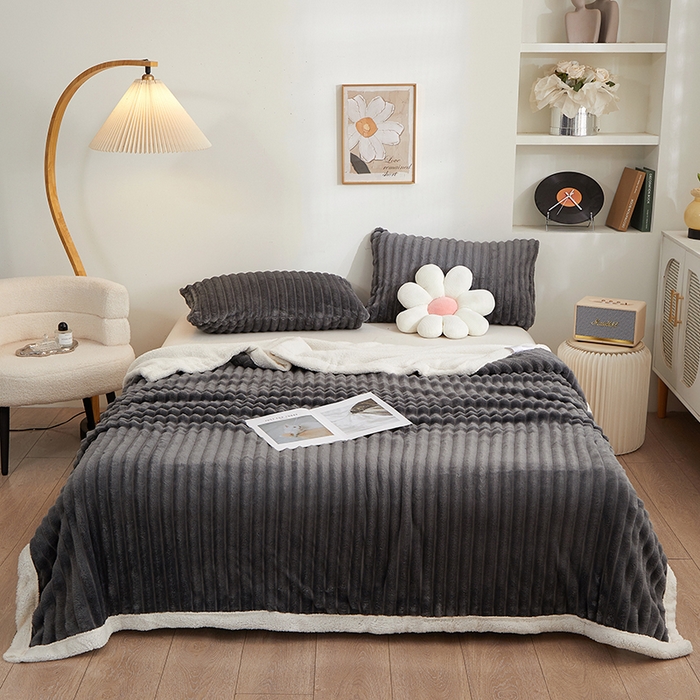 91家纺网 家纺一手货源 找家纺 楼兰公主毛毯专供 2025新款大抽条+羊羔绒绒毯盖毯毯子 双层大抽条+羊羔绒绒毯-深灰