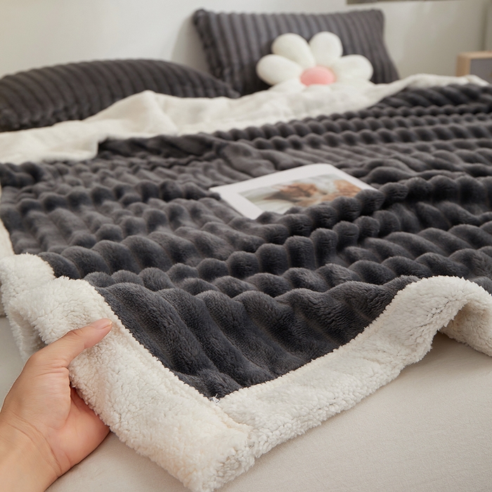 91家纺网 家纺一手货源 找家纺 楼兰公主毛毯专供 2025新款大抽条+羊羔绒绒毯盖毯毯子 双层大抽条+羊羔绒绒毯-深灰
