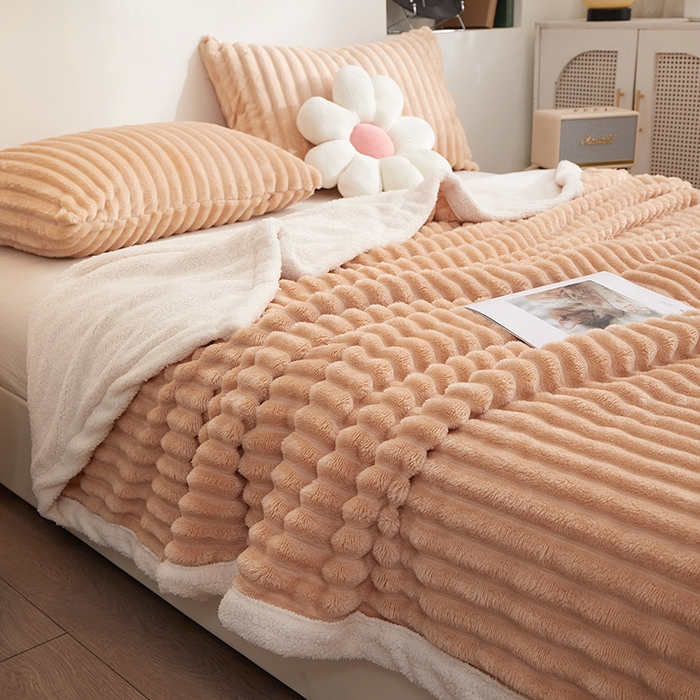 91家纺网 家纺一手货源 找家纺 楼兰公主毛毯专供 2025新款大抽条+羊羔绒绒毯盖毯毯子 双层大抽条+羊羔绒绒毯-卡其