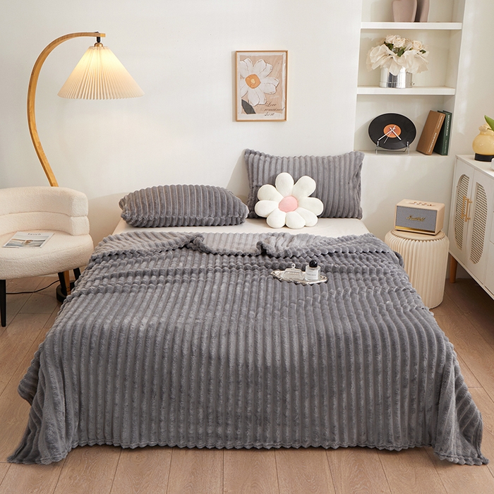 91家纺网 家纺一手货源 找家纺 楼兰公主毛毯专供 2025新款大抽条+羊羔绒绒毯盖毯毯子 单层大抽条绒毯-浅灰