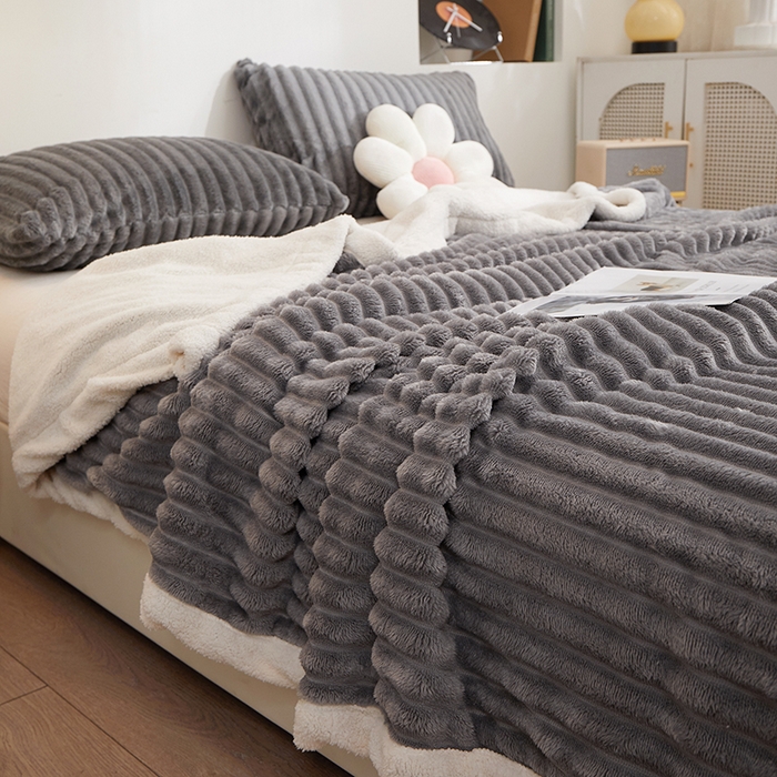 91家纺网 家纺一手货源 找家纺 楼兰公主毛毯专供 2025新款大抽条+羊羔绒绒毯盖毯毯子 双层大抽条+羊羔绒绒毯-浅灰