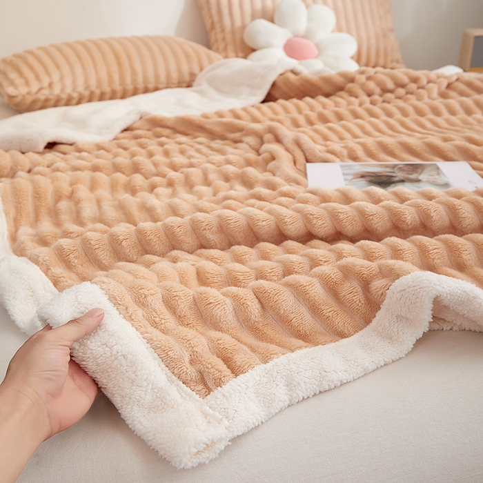91家纺网 家纺一手货源 找家纺 楼兰公主毛毯专供 2025新款大抽条+羊羔绒绒毯盖毯毯子 双层大抽条+羊羔绒绒毯-卡其