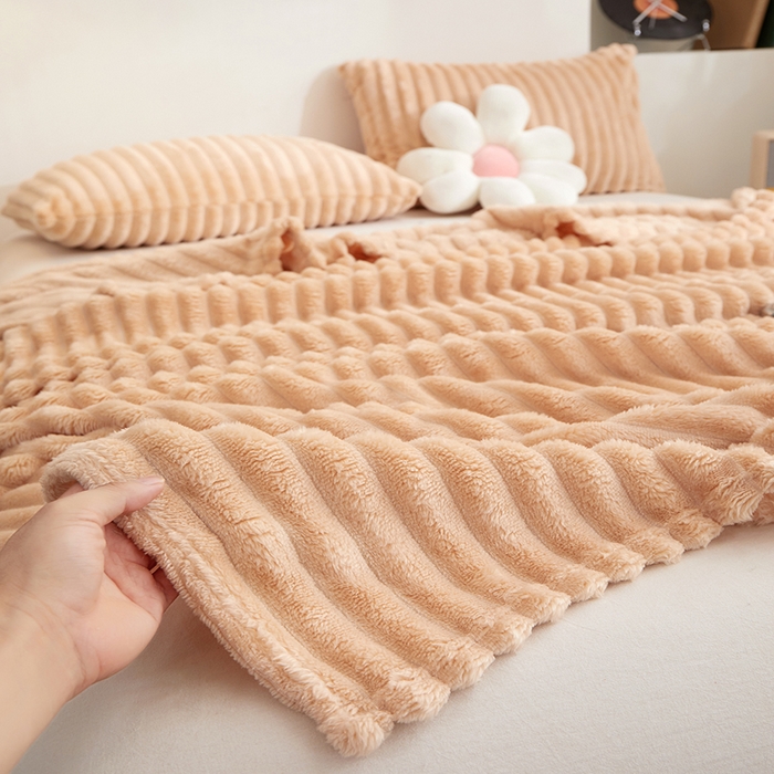 91家纺网 家纺一手货源 找家纺 楼兰公主毛毯专供 2025新款大抽条+羊羔绒绒毯盖毯毯子 单层大抽条绒毯-卡其