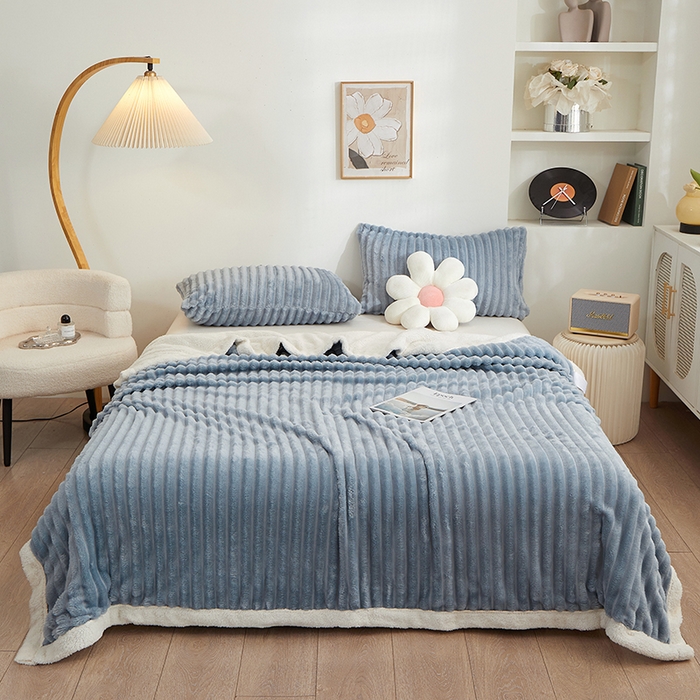 91家纺网 家纺一手货源 找家纺 楼兰公主毛毯专供 2025新款大抽条+羊羔绒绒毯盖毯毯子 双层大抽条+羊羔绒绒毯-蓝灰