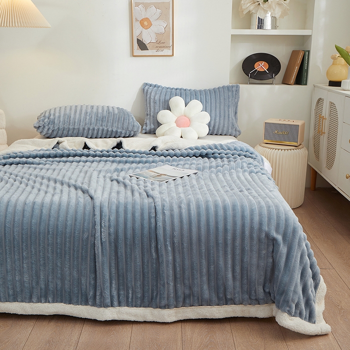 91家纺网 家纺一手货源 找家纺 楼兰公主毛毯专供 2025新款大抽条+羊羔绒绒毯盖毯毯子 双层大抽条+羊羔绒绒毯-蓝灰