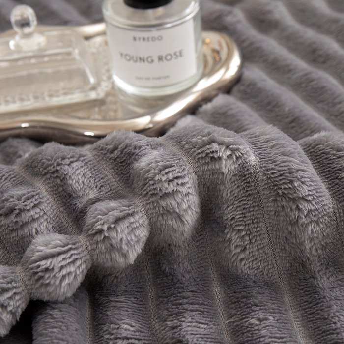 91家纺网 家纺一手货源 找家纺 楼兰公主毛毯专供 2025新款大抽条+羊羔绒绒毯盖毯毯子 单层大抽条绒毯-浅灰