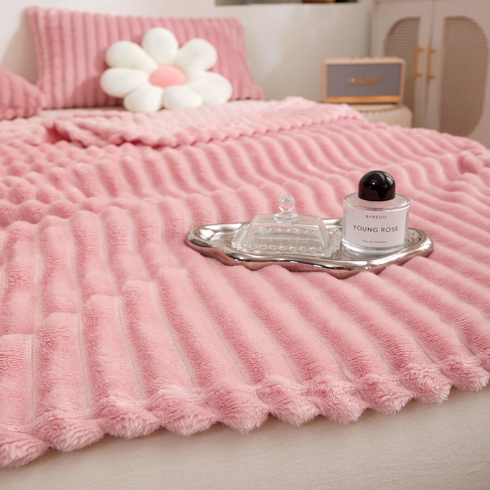 91家纺网 家纺一手货源 找家纺 楼兰公主毛毯专供 2025新款大抽条+羊羔绒绒毯盖毯毯子 单层大抽条绒毯-豆粉