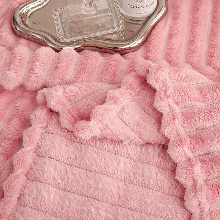 91家纺网 家纺一手货源 找家纺 楼兰公主毛毯专供 2025新款大抽条+羊羔绒绒毯盖毯毯子 单层大抽条绒毯-豆粉