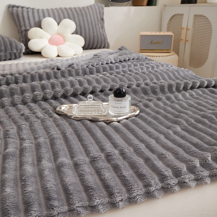 91家纺网 家纺一手货源 找家纺 楼兰公主毛毯专供 2025新款大抽条+羊羔绒绒毯盖毯毯子 单层大抽条绒毯-浅灰