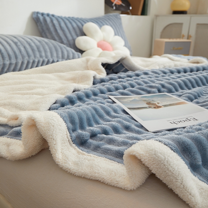 91家纺网 家纺一手货源 找家纺 楼兰公主毛毯专供 2025新款大抽条+羊羔绒绒毯盖毯毯子 双层大抽条+羊羔绒绒毯-蓝灰