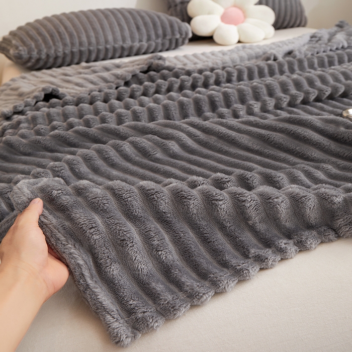 91家纺网 家纺一手货源 找家纺 楼兰公主毛毯专供 2025新款大抽条+羊羔绒绒毯盖毯毯子 单层大抽条绒毯-浅灰
