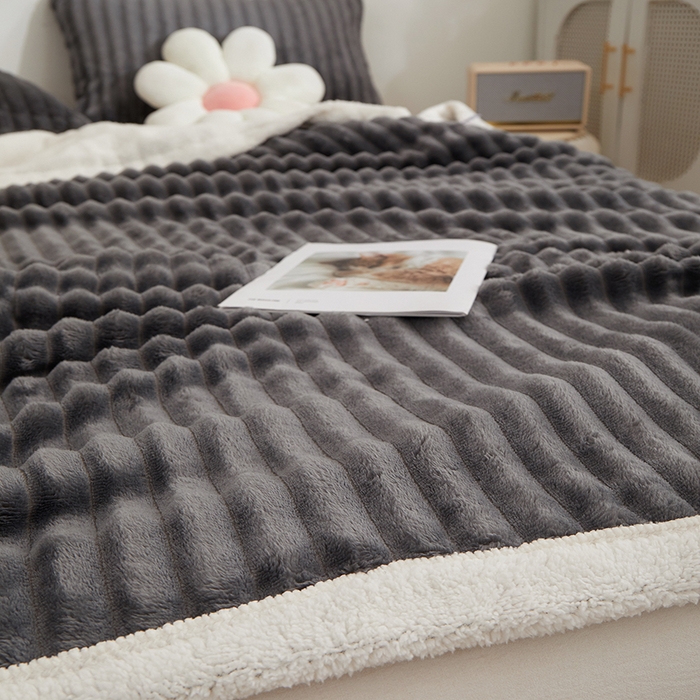 91家纺网 家纺一手货源 找家纺 楼兰公主毛毯专供 2025新款大抽条+羊羔绒绒毯盖毯毯子 双层大抽条+羊羔绒绒毯-深灰