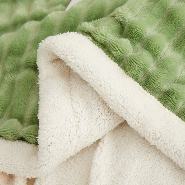 91家纺网 家纺一手货源 找家纺 楼兰公主毛毯专供 2025新款大抽条+羊羔绒绒毯盖毯毯子 双层大抽条+羊羔绒绒毯-果绿