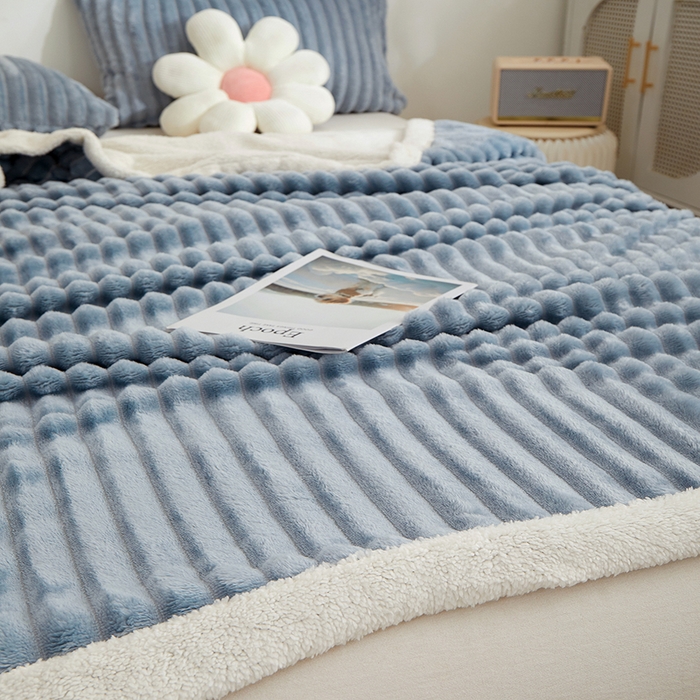 91家纺网 家纺一手货源 找家纺 楼兰公主毛毯专供 2025新款大抽条+羊羔绒绒毯盖毯毯子 双层大抽条+羊羔绒绒毯-蓝灰