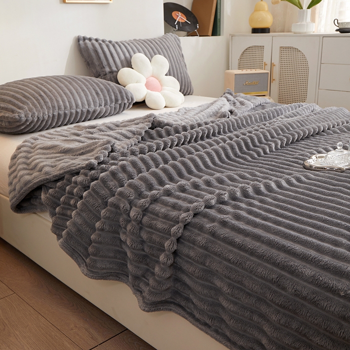 91家纺网 家纺一手货源 找家纺 楼兰公主毛毯专供 2025新款大抽条+羊羔绒绒毯盖毯毯子 单层大抽条绒毯-浅灰