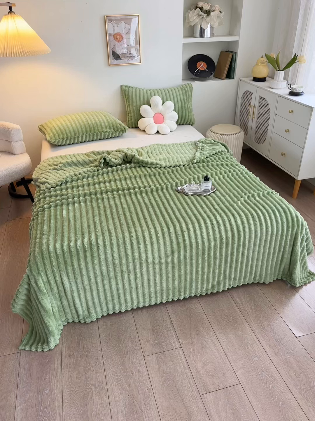 91家纺网 家纺一手货源 找家纺 楼兰公主毛毯专供 2025新款大抽条+羊羔绒绒毯盖毯毯子 单层大抽条绒毯-果绿
