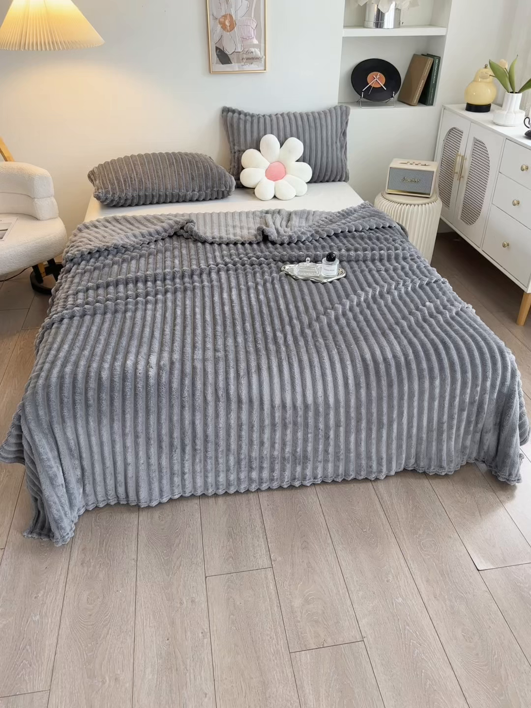91家纺网 家纺一手货源 找家纺 楼兰公主毛毯专供 2025新款大抽条+羊羔绒绒毯盖毯毯子 单层大抽条绒毯-浅灰