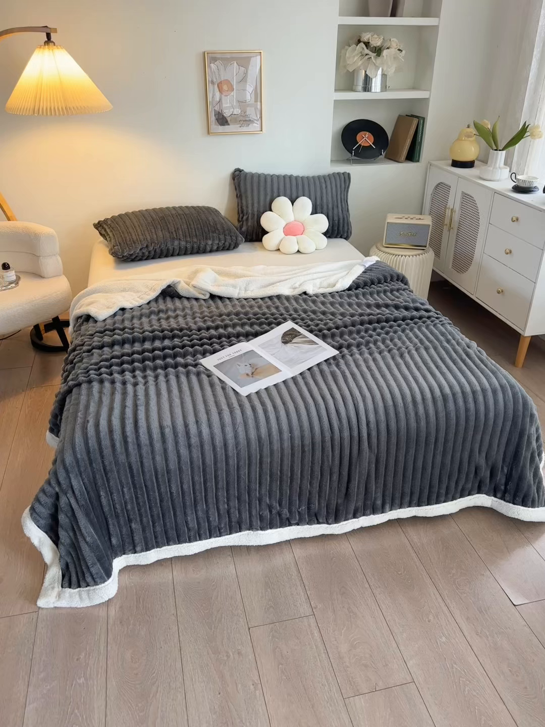 91家纺网 家纺一手货源 找家纺 楼兰公主毛毯专供 2025新款大抽条+羊羔绒绒毯盖毯毯子 双层大抽条+羊羔绒绒毯-深灰