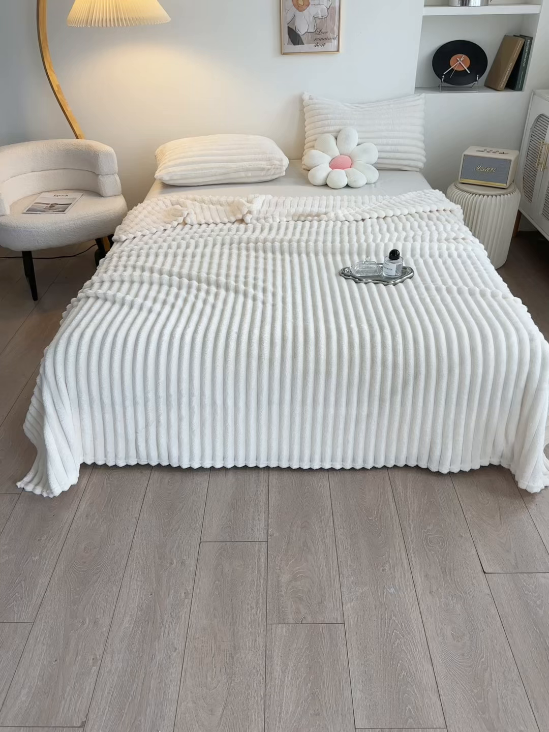 91家纺网 家纺一手货源 找家纺 楼兰公主毛毯专供 2025新款大抽条+羊羔绒绒毯盖毯毯子 单层大抽条绒毯- 雪白