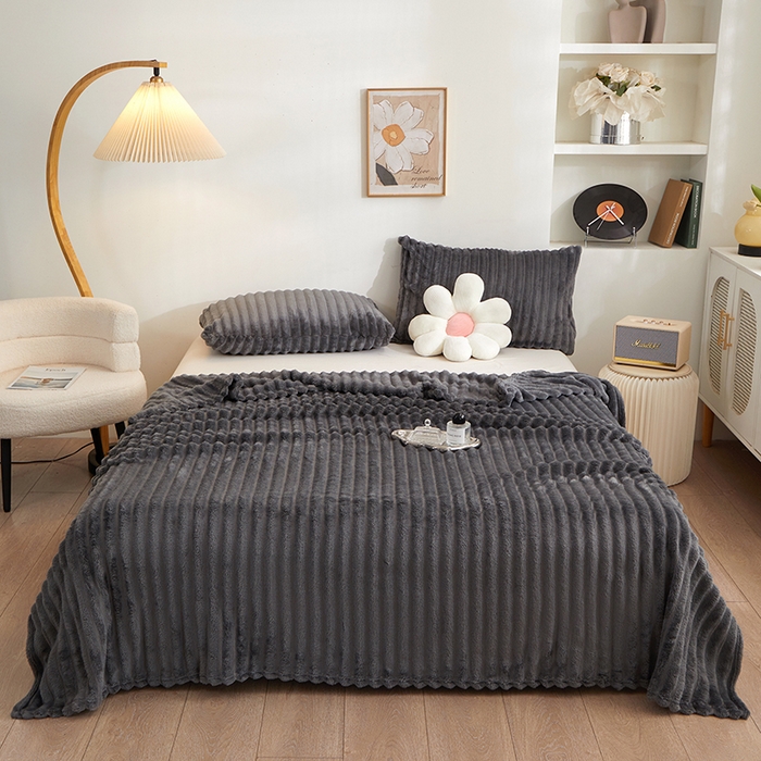 91家纺网 家纺一手货源 找家纺 楼兰公主毛毯专供 2025新款大抽条+羊羔绒绒毯盖毯毯子 单层大抽条绒毯-深灰