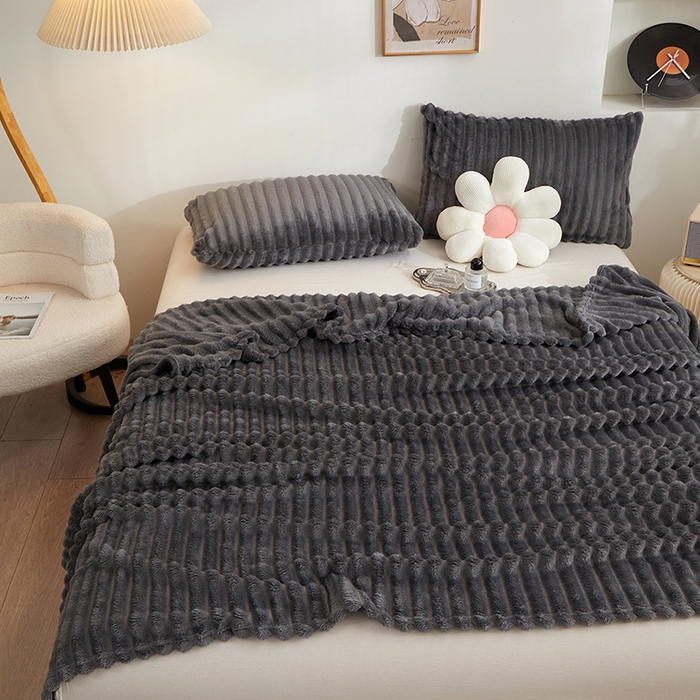 91家纺网 家纺一手货源 找家纺 楼兰公主毛毯专供 2025新款大抽条+羊羔绒绒毯盖毯毯子 单层大抽条绒毯-深灰