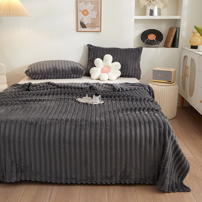 91家纺网 家纺一手货源 找家纺 楼兰公主毛毯专供 2025新款大抽条+羊羔绒绒毯盖毯毯子 单层大抽条绒毯-深灰