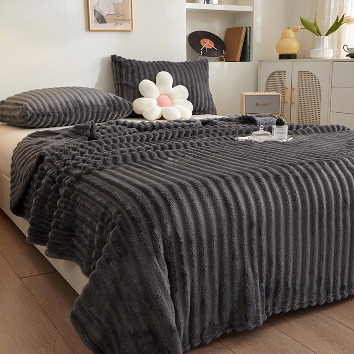 91家纺网 家纺一手货源 找家纺 楼兰公主毛毯专供 2025新款大抽条+羊羔绒绒毯盖毯毯子 单层大抽条绒毯-深灰