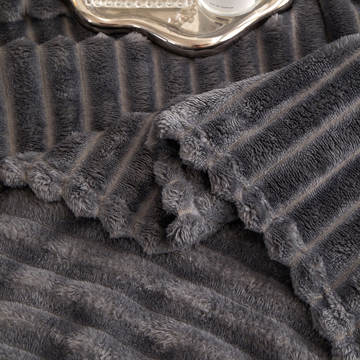 91家纺网 家纺一手货源 找家纺 楼兰公主毛毯专供 2025新款大抽条+羊羔绒绒毯盖毯毯子 单层大抽条绒毯-深灰