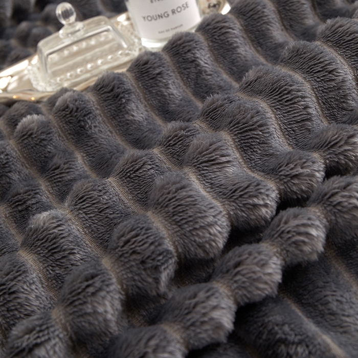 91家纺网 家纺一手货源 找家纺 楼兰公主毛毯专供 2025新款大抽条+羊羔绒绒毯盖毯毯子 单层大抽条绒毯-深灰