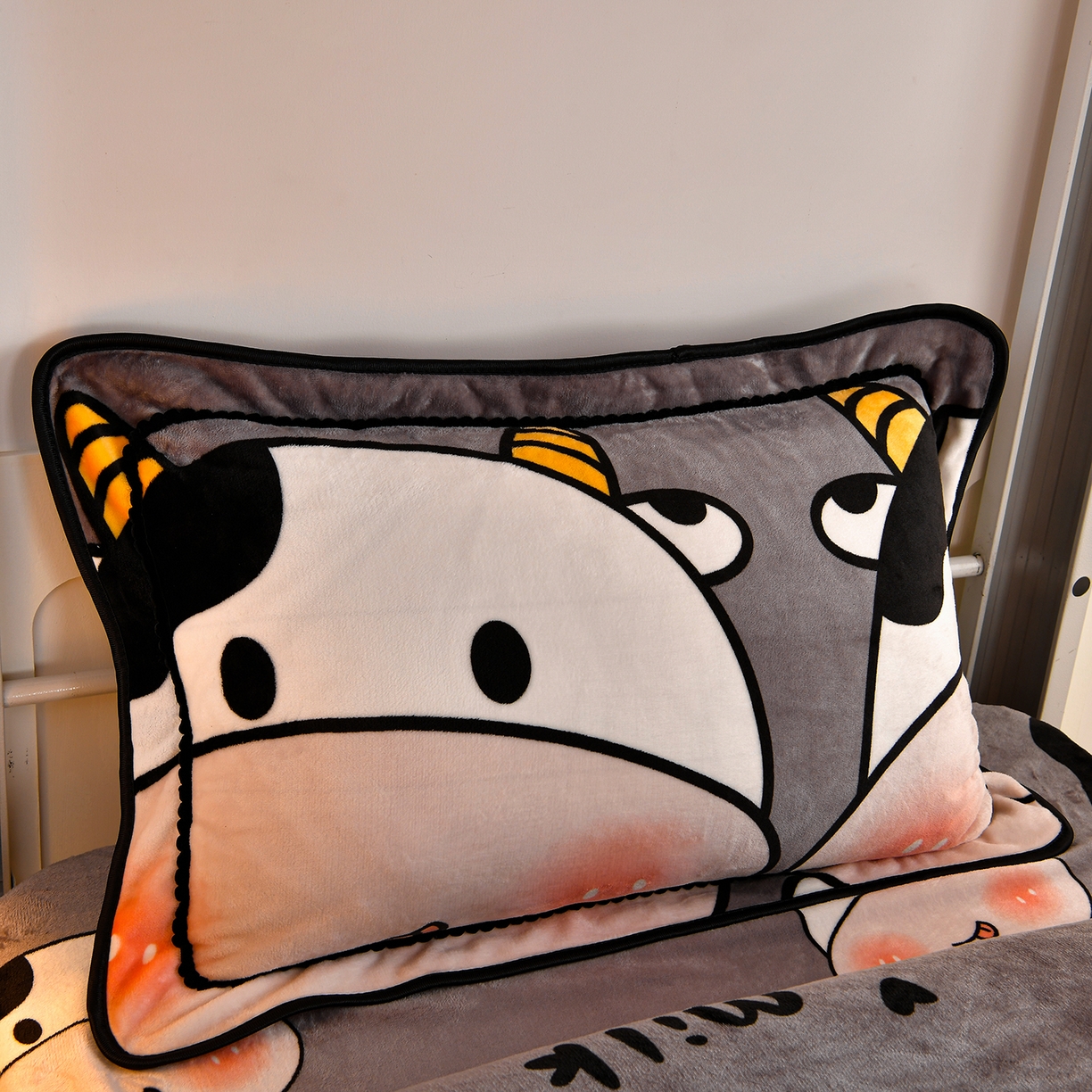 91家纺网 家纺一手货源 找家纺 硕喜 2025新款学生宿舍床系列牛奶绒学生三件套 奶牛