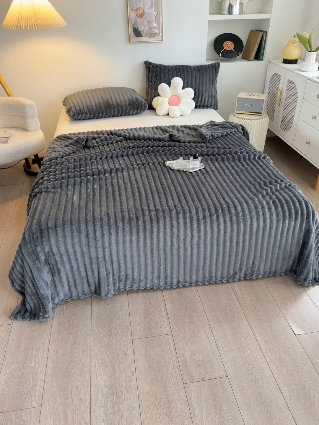 91家纺网 家纺一手货源 找家纺 楼兰公主毛毯专供 2025新款大抽条+羊羔绒绒毯盖毯毯子 单层大抽条绒毯-深灰