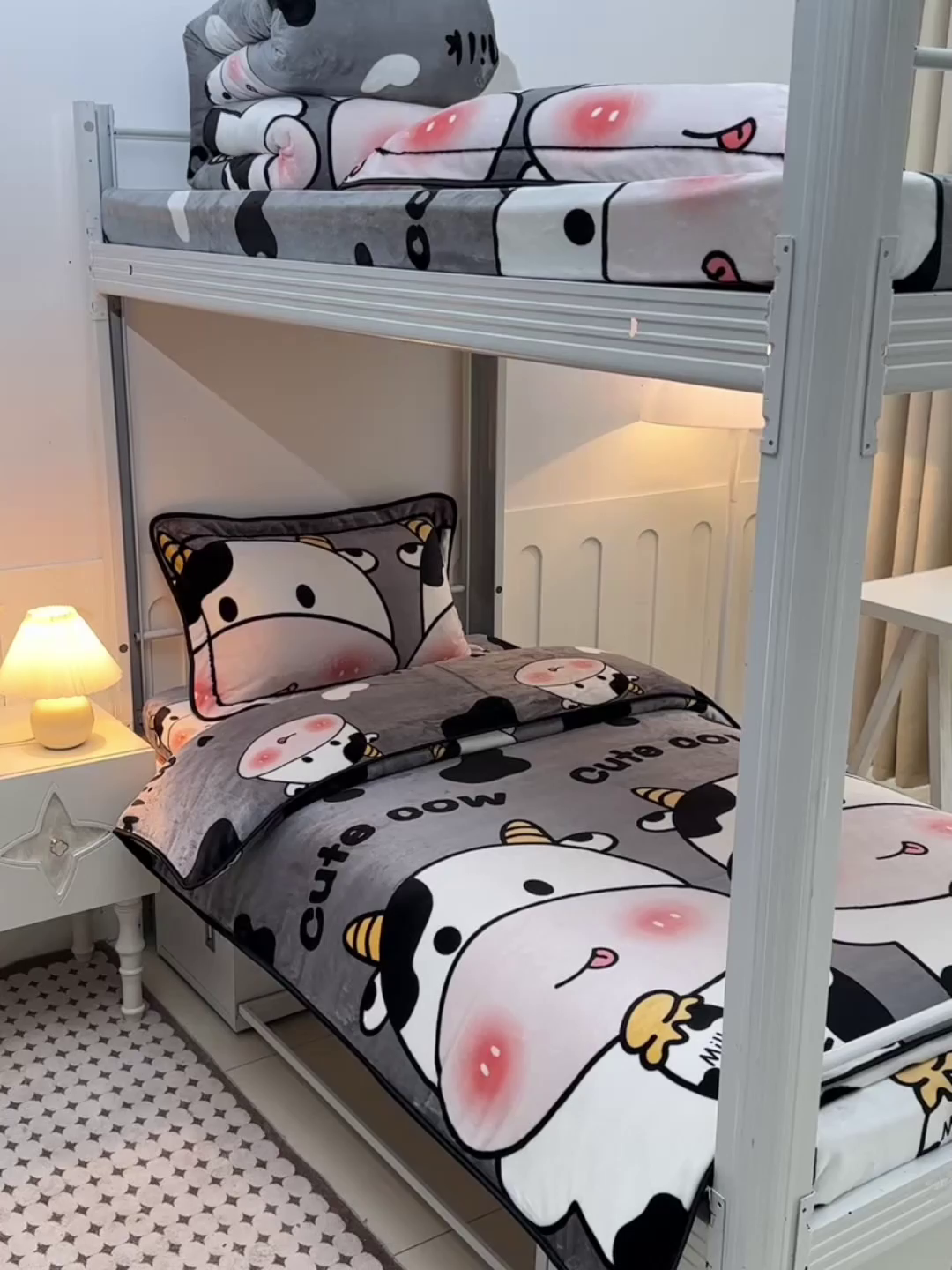 91家纺网 家纺一手货源 找家纺 硕喜 2025新款学生宿舍床系列牛奶绒学生三件套 奶牛