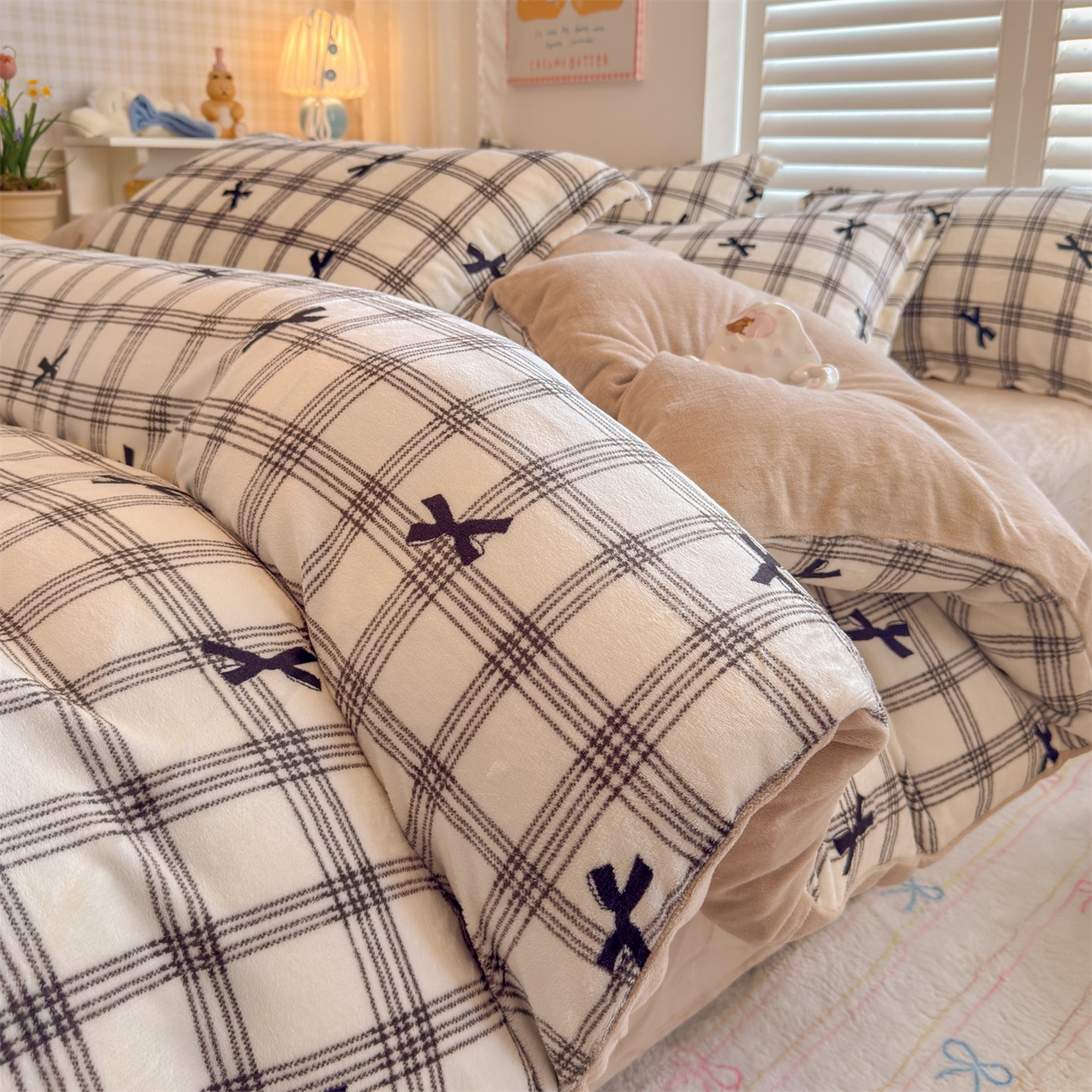 91家纺网 家纺一手货源 找家纺 名兮家居 2025秋冬新款加厚高克重牛奶绒单被套 格子蝴蝶结