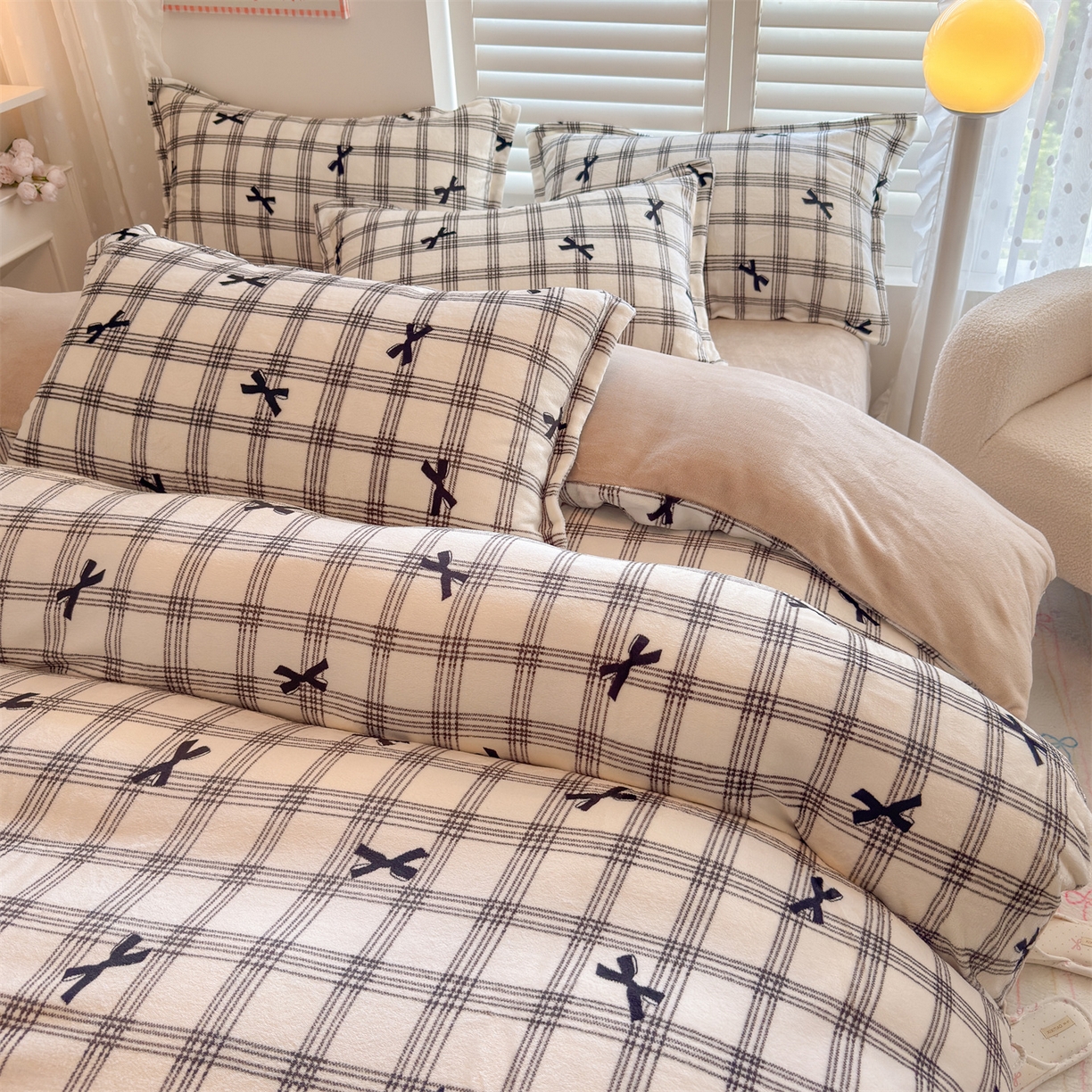 91家纺网 家纺一手货源 找家纺 名兮家居 2025秋冬新款加厚高克重牛奶绒单被套 格子蝴蝶结