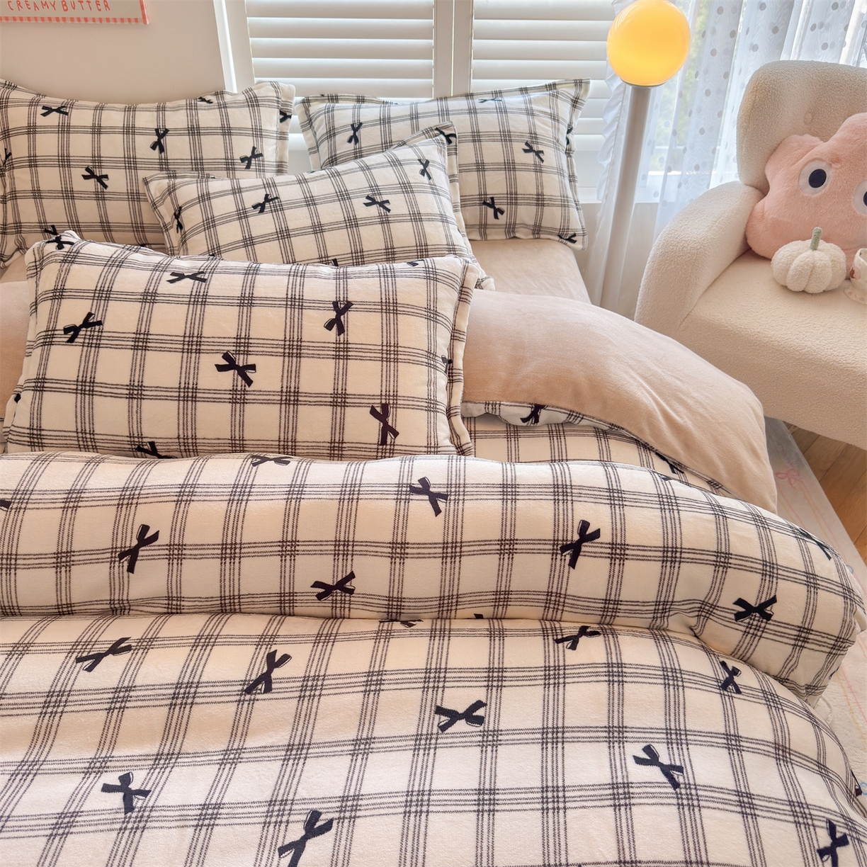 91家纺网 家纺一手货源 找家纺 名兮家居 2025秋冬新款加厚高克重牛奶绒单被套 格子蝴蝶结