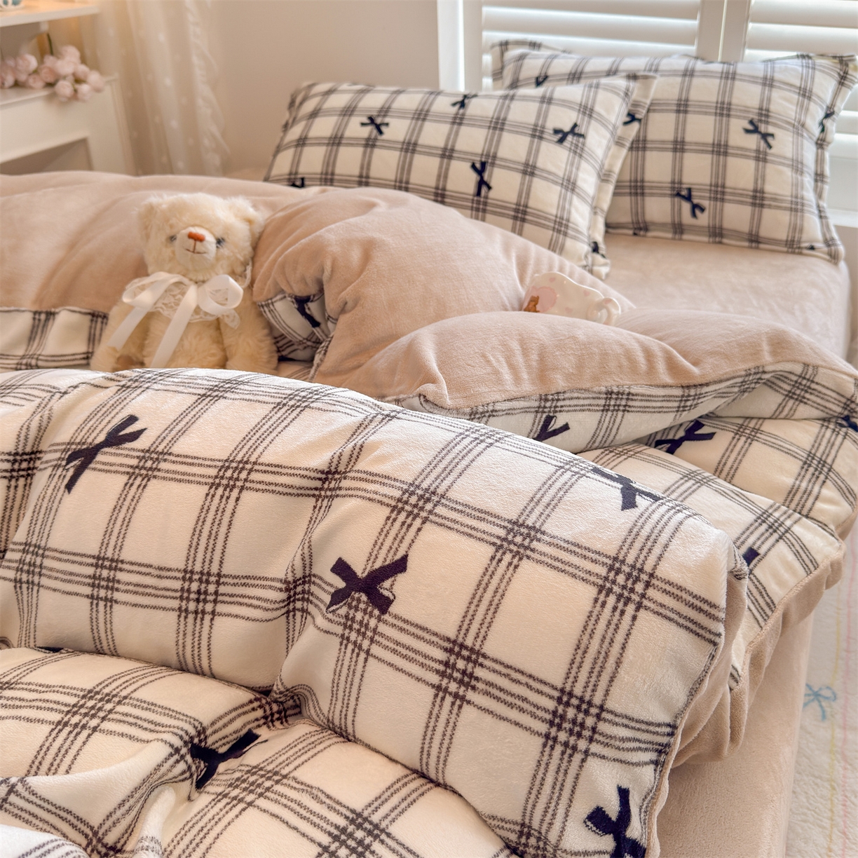 91家纺网 家纺一手货源 找家纺 名兮家居 2025秋冬新款加厚高克重牛奶绒单被套 格子蝴蝶结