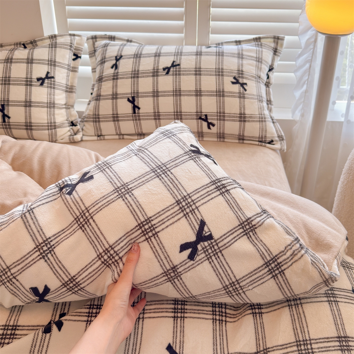 91家纺网 家纺一手货源 找家纺 名兮家居 2025秋冬新款加厚高克重牛奶绒单被套 格子蝴蝶结